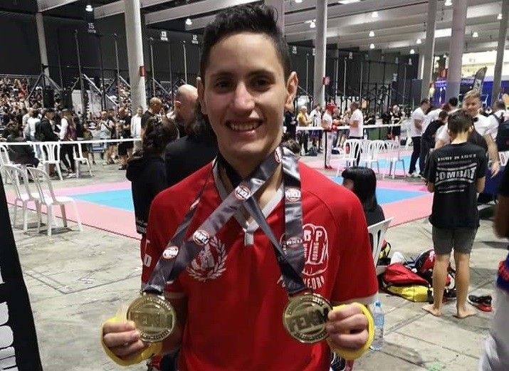 Jhoan Steven Abadía con sus medallas de oro