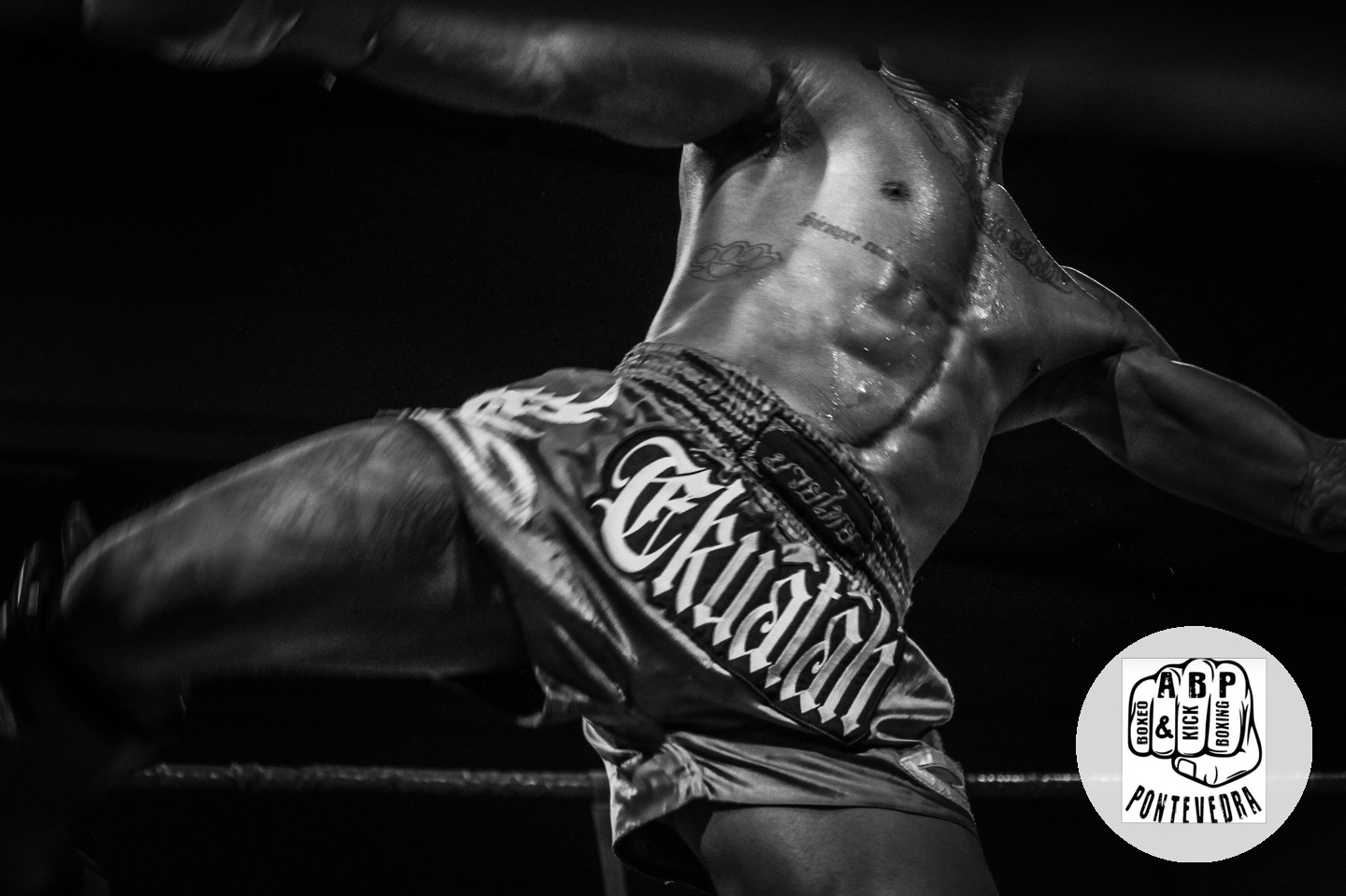 Clinch en combate de kickboxing