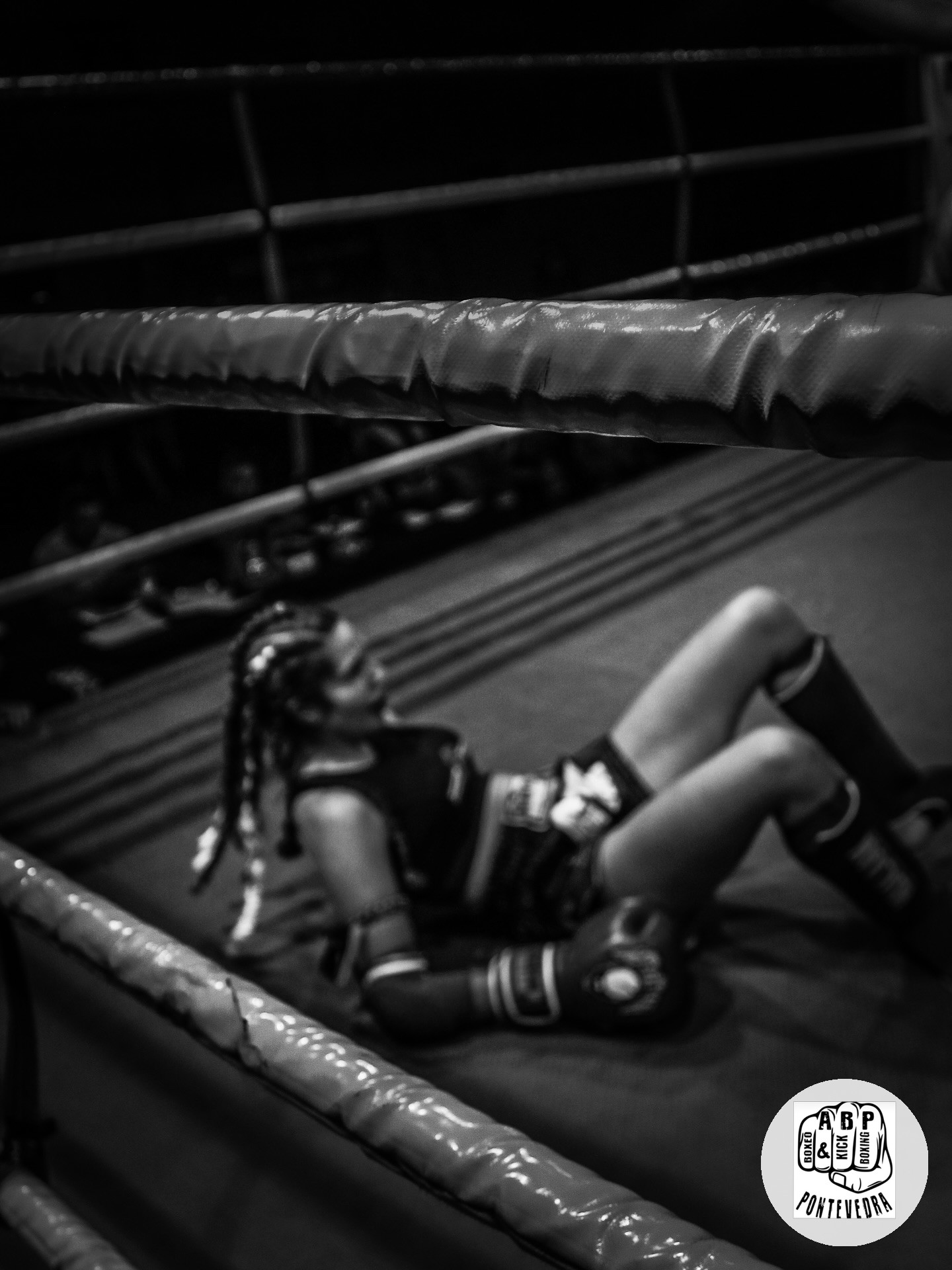 Deportista levantándose en el ring, símbolo de superación del programa Eu Sí Podo