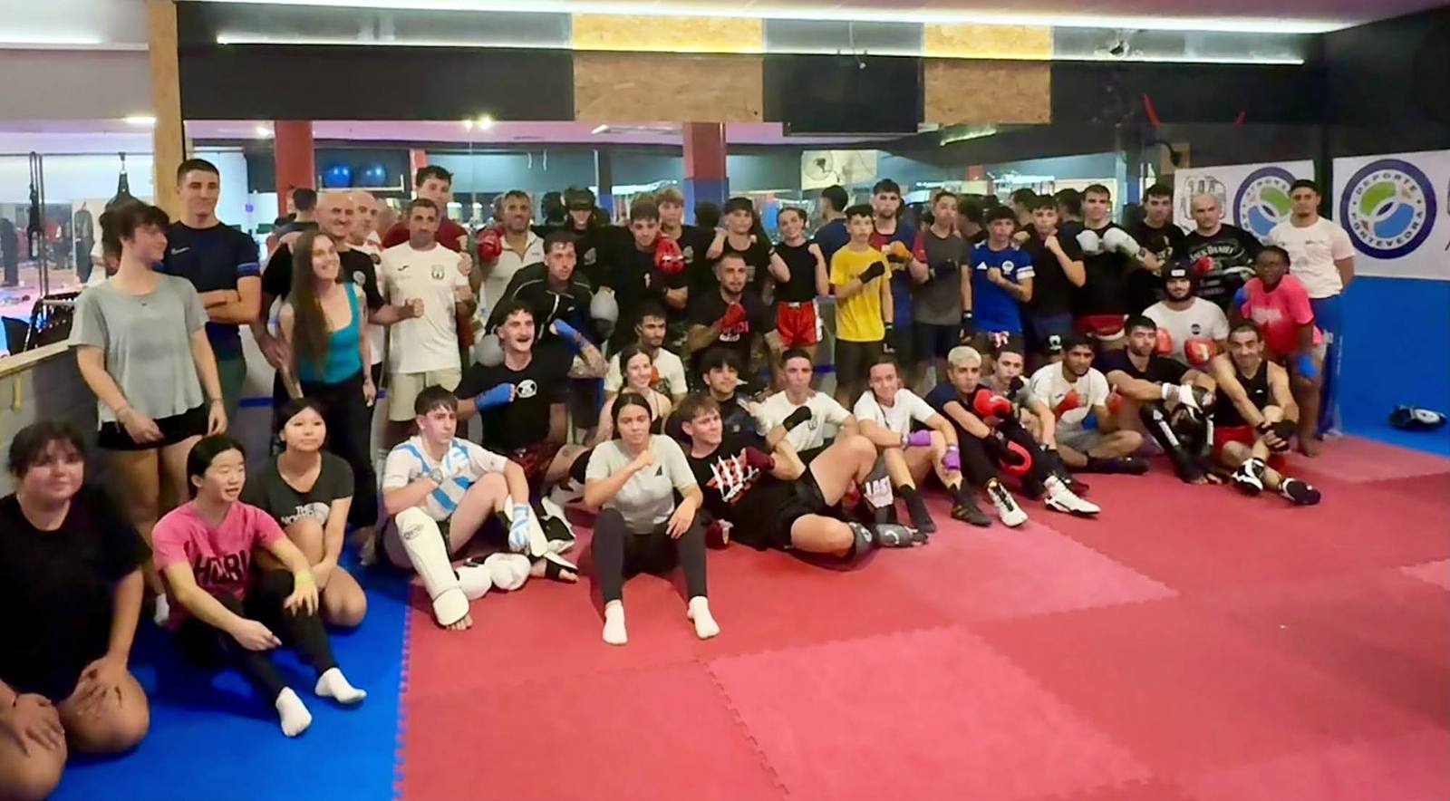 Grupo numeroso de deportistas, jóvenes y personas adultas, posando juntos en la sala de ABP Sport