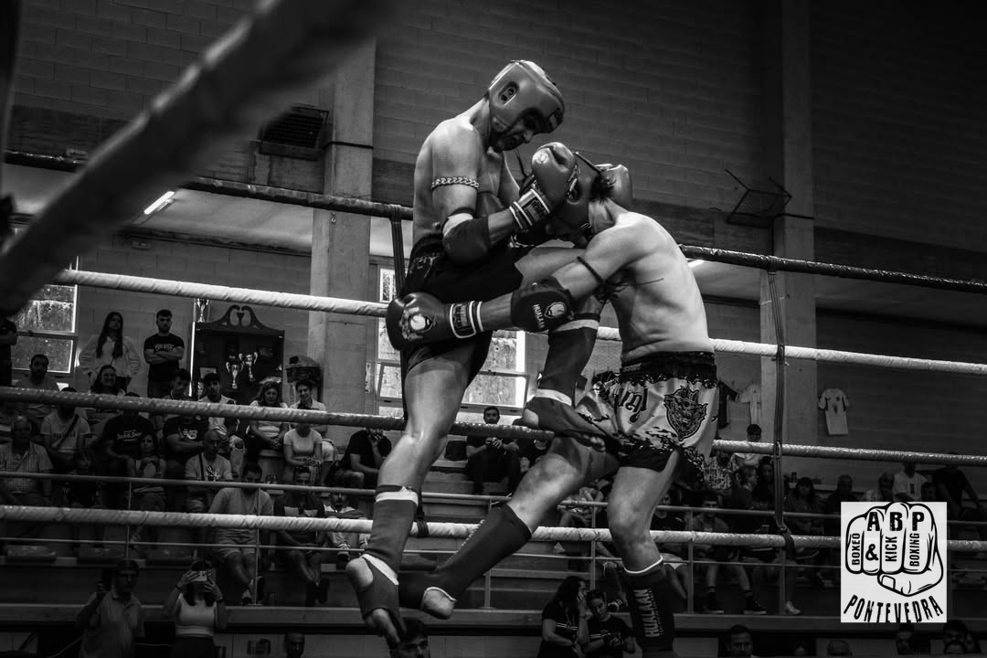 Deportista de ABP Sport lanzando un directo en combate de boxeo