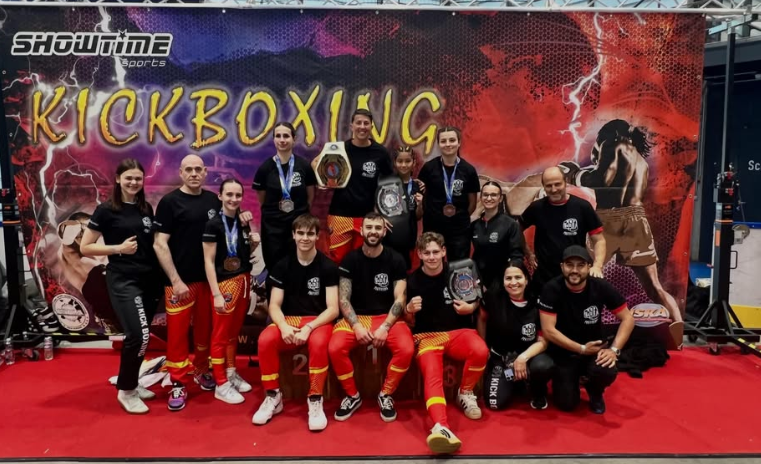 Equipo de ABP Sport en el podio de Showtime Kickboxing