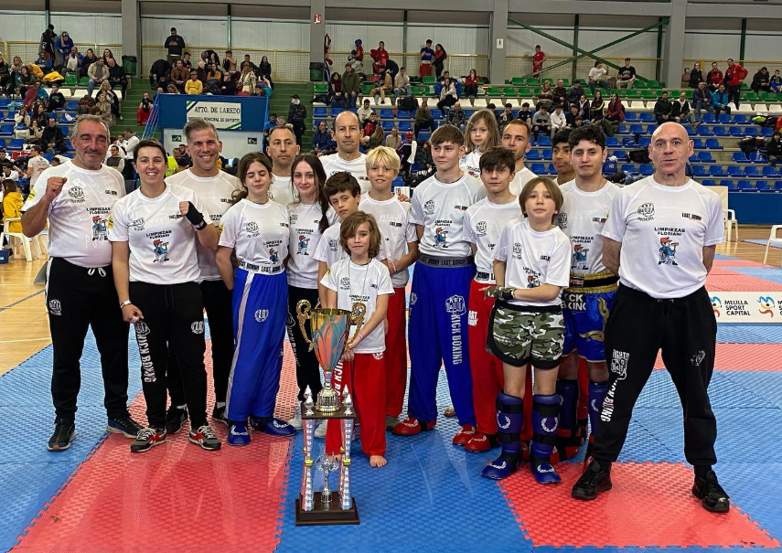 Equipo de ABP Sport con trofeo en competición