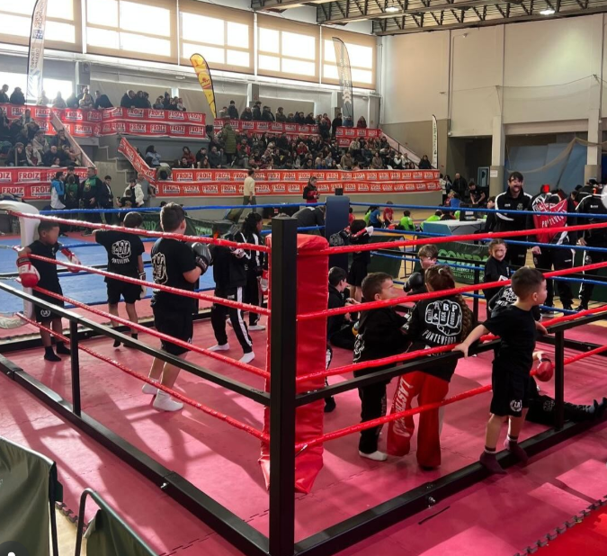 Alumnos de ABP Sport compitiendo en el ring ante el público