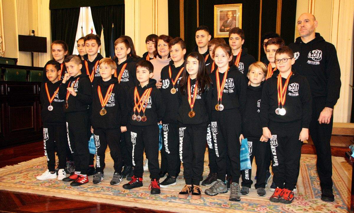 Selección de ABP Sport con sus medallas en la recepción de la Diputación de Pontevedra