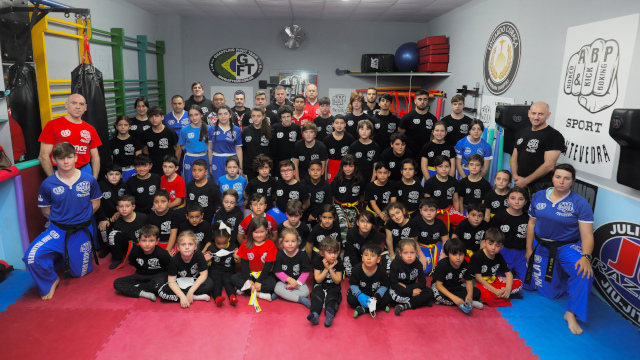 Equipo completo de ABP Sport, alumnos y entrenadores, en la sede de Pontevedra