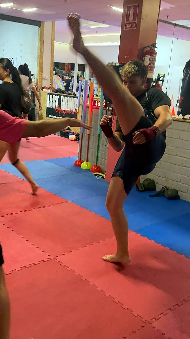 Patada alta de kickboxing en una clase de adultos de ABP Sport