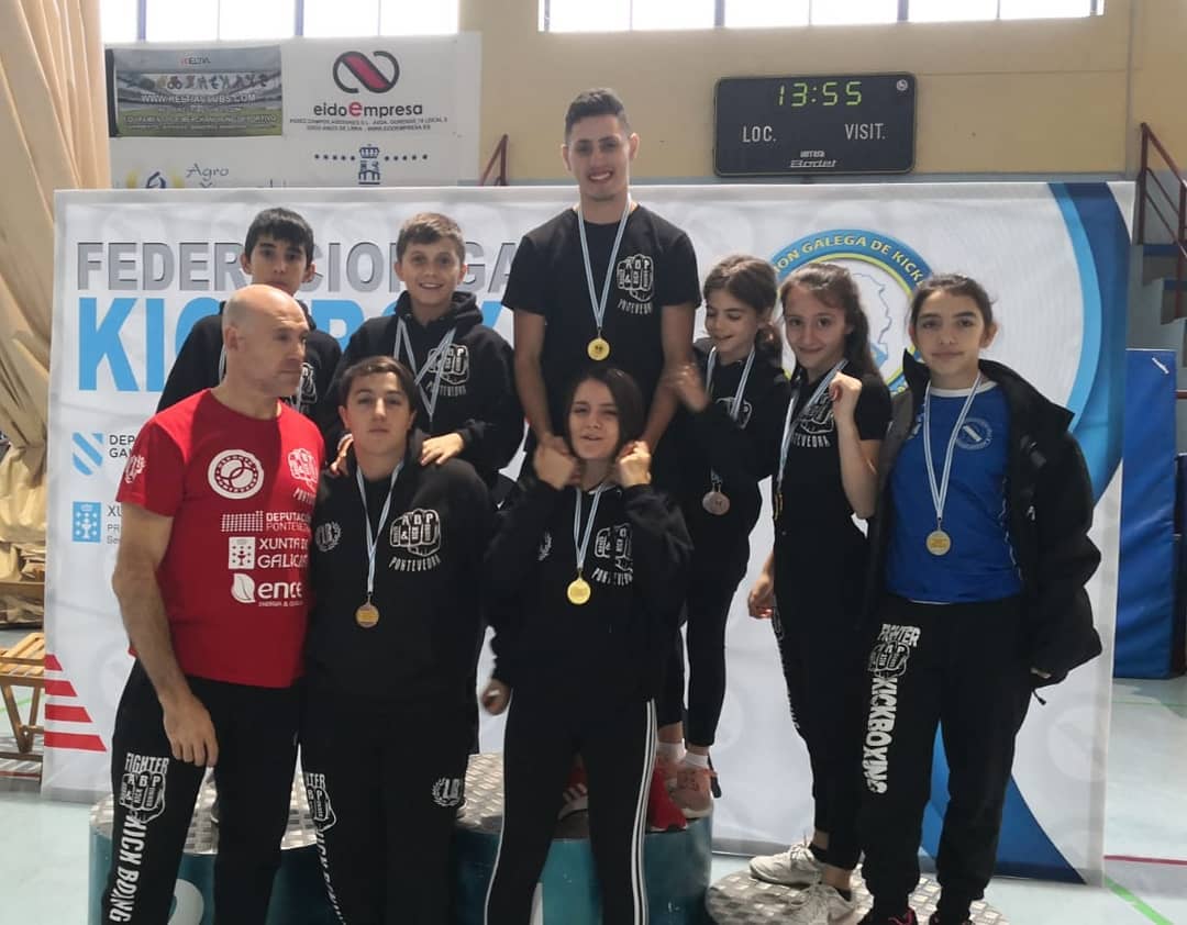 Deportistas de ABP Sport en el podio de la Federación Galega de Kickboxing